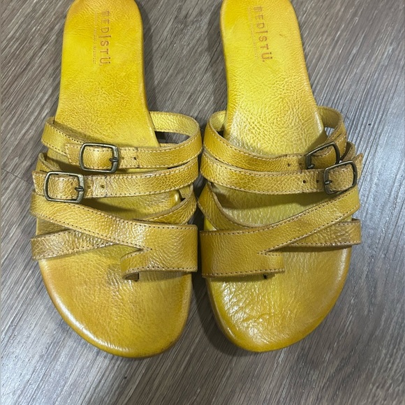 Hilda bed Stu sandals size 11 woman’s mustar yell summer leather shoes